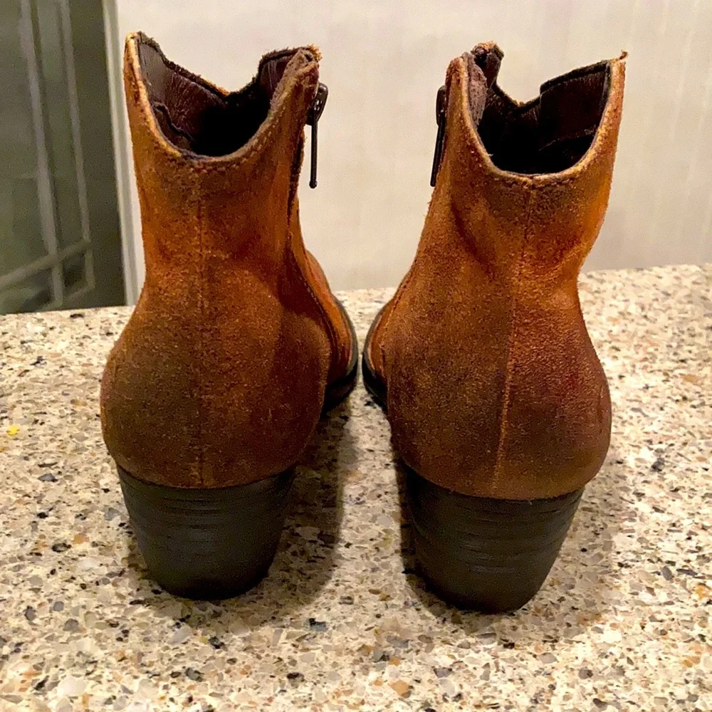 Size 10 Women’s Born Ankle Zip Booties - Picture 8 of 13
